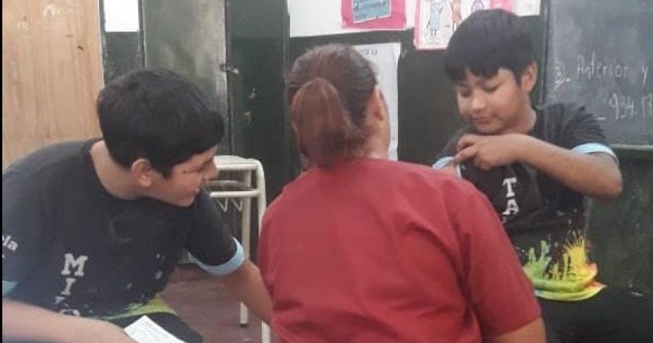 Despliegan  un amplio operativo de vacunacioacuten en escuelas bandentildeas