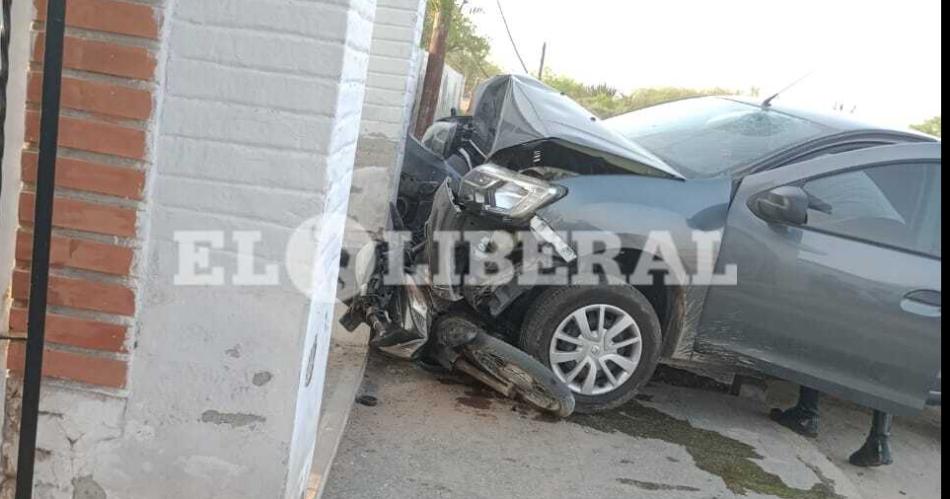 Destrozoacute una motocicleta y se incrustoacute en el portoacuten del cementerio