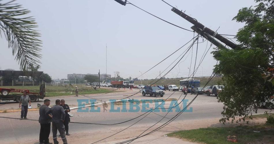 Caos en el Bordm Mishqui Mayu- un camioacuten arrancoacute cables de luz tv y telefoniacutea