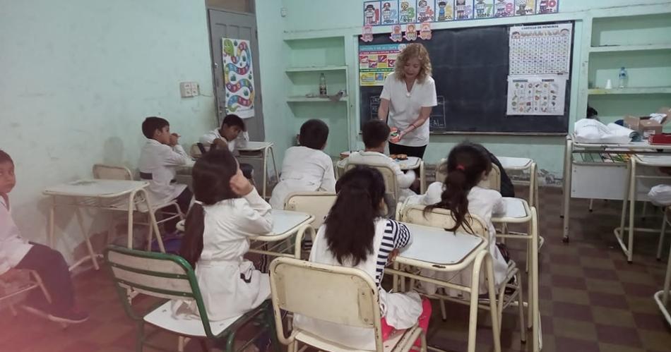 Sonrisas Santiaguentildeas llegoacute a los nintildeos de la  Escuela Joseacute Ingenieros