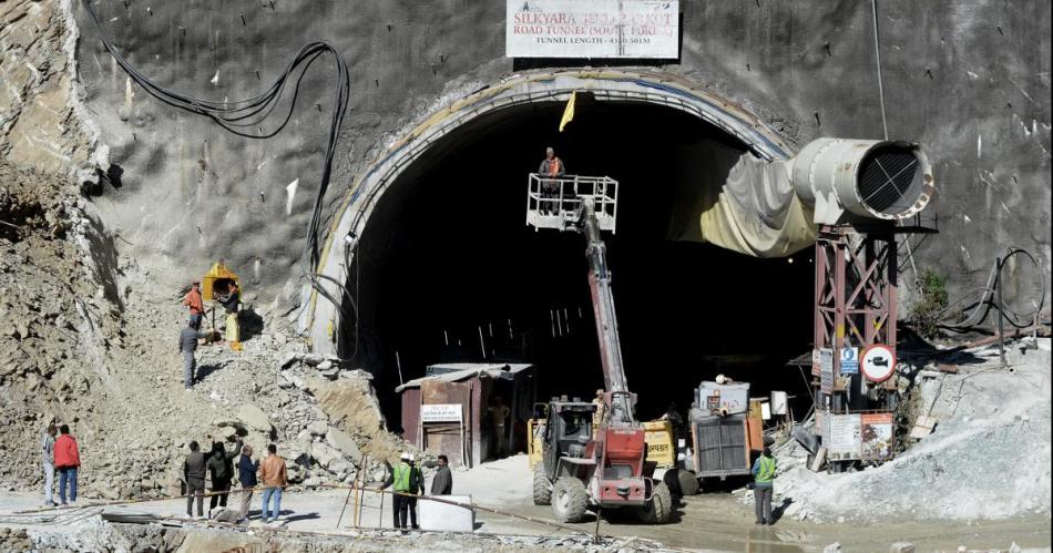 En las proacuteximas horas podriacutean rescatar a los 41 obreros atrapados en un tuacutenel