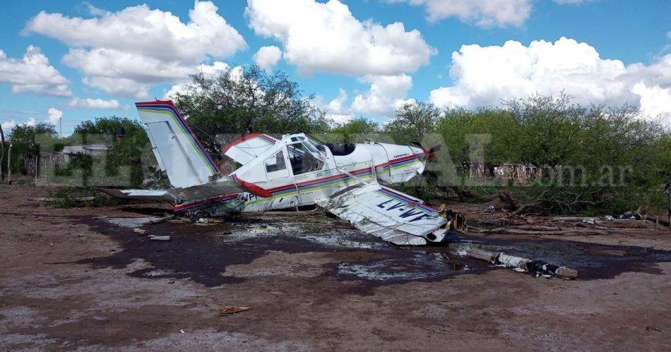 VIDEO  Terror en Antildeatuya por la caiacuteda de una avioneta en el patio de una casa