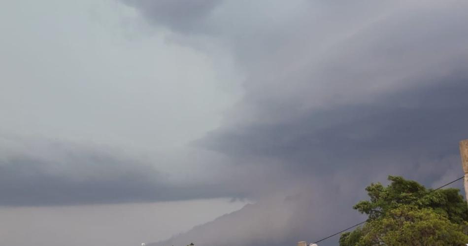 Lluvia y fuerte actividad eleacutectrica- el cambio llegoacute a Santiago