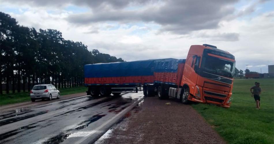 Camioacuten sufrioacute la rotura de un neumaacutetico e impactoacute con otro en la Ruta 34