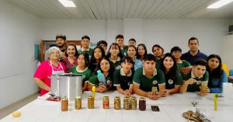 Estudiantes de la EFA Avellaneda en taller sobre el uso de la tuna hortiacutecola