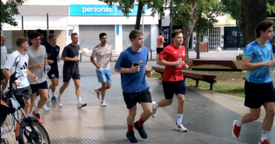 La Seleccioacuten de Inglaterra entrenoacute en la Plaza Libertad y compartioacute con nintildeos santiaguentildeos