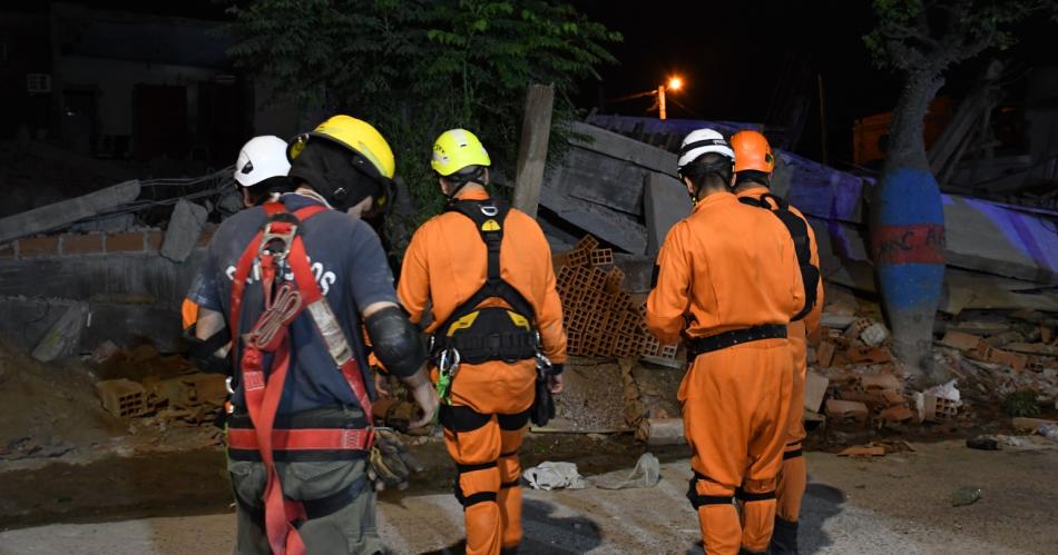 Extraordinario despliegue del Departamento de Buacutesqueda y Rescate en derrumbe