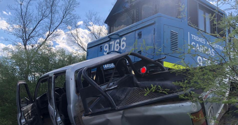 Tren carguero chocoacute y arrastroacute 280 metros a una camioneta que se cruzoacute imprevistamente