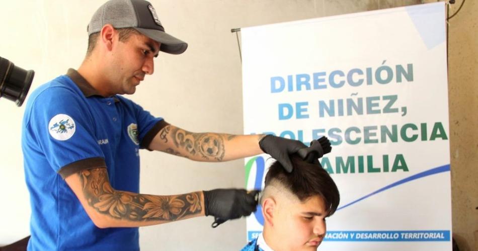 Realizan en la ciudad cortes de cabello gratuito