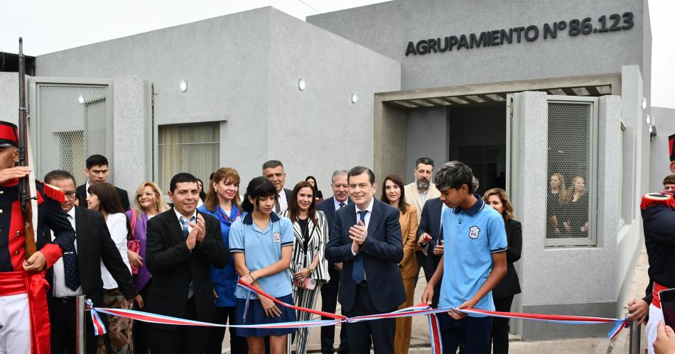 Zamora cerroacute el ciclo lectivo con la inauguracioacuten de dos edificios educativos en Santiago