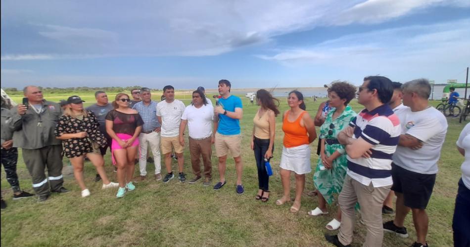 Termentildeos y turistas disfrutan la Eco-Playa Embalse Riacuteo Hondo