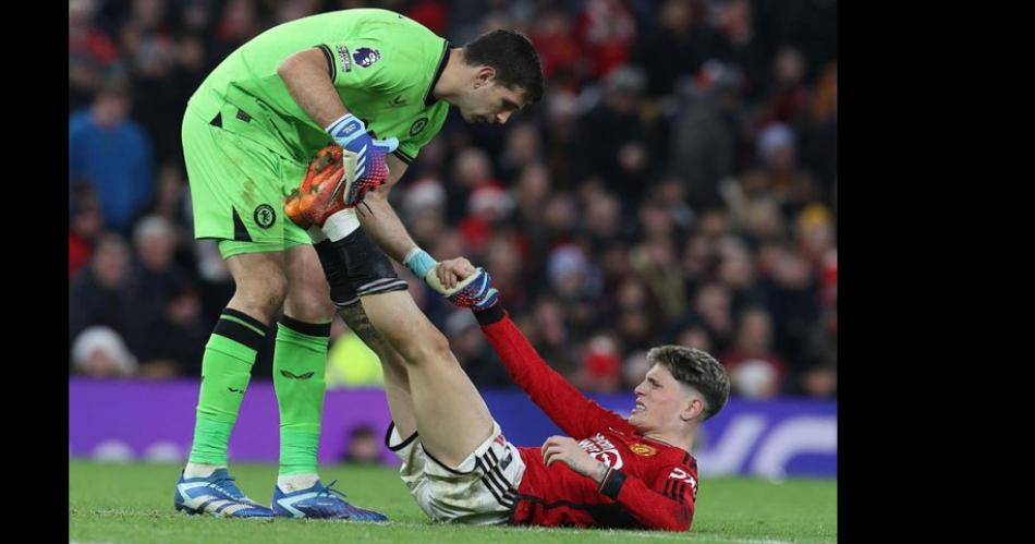 Dibu Martínez ayuda a Garnacho quien se acalambró sobre el final La Scaloneta en Old Trafford