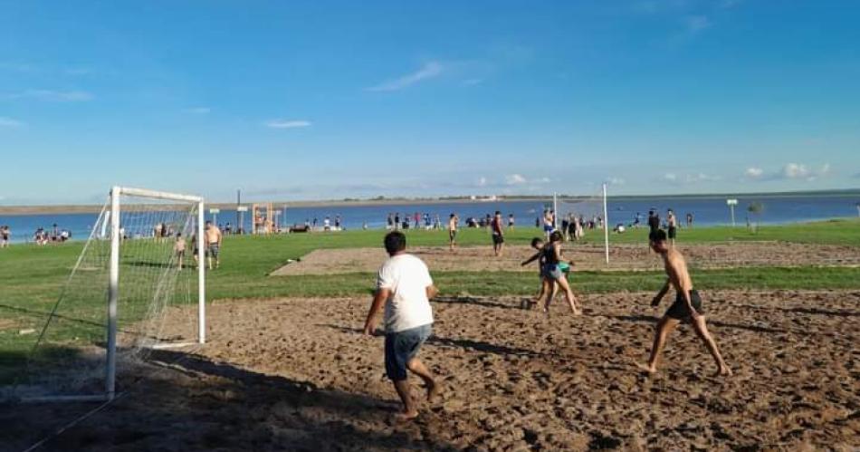 Vecinos y turistas disfrutan de la eco-playa del Embalse Riacuteo Hondo