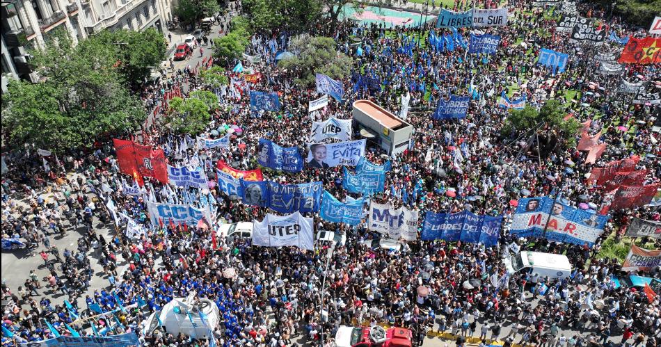 La CGT las dos CTA y movimientos sociales marcharon a Tribunales en contra del DNU 