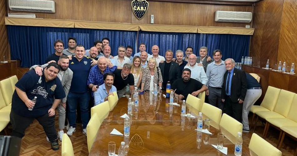 Los apoderados de Riquelme firmaron todos los papeles y posaron para la foto junto a la nueva dirigencia Rom�n no asistió