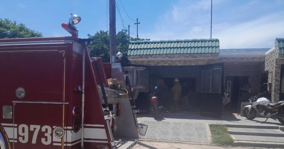 Bomberos sofocan el incendio en una casa del barrio Don Bosco III