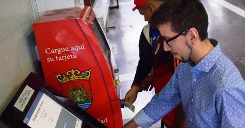 Colectivos- aumentan el liacutemite de creacutedito para cargar la tarjeta del boleto 