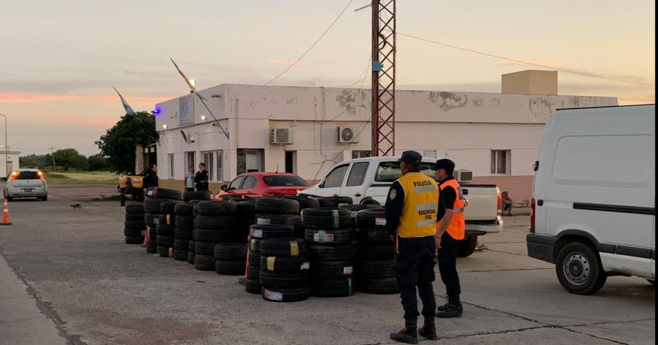 La policiacutea secuestroacute gran cantidad de neumaacuteticos que eran transportados ilegalmente