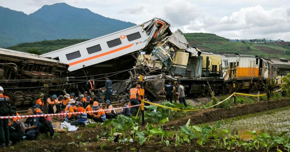 Choque de trenes provocoacute 4 muertos en Indonesia