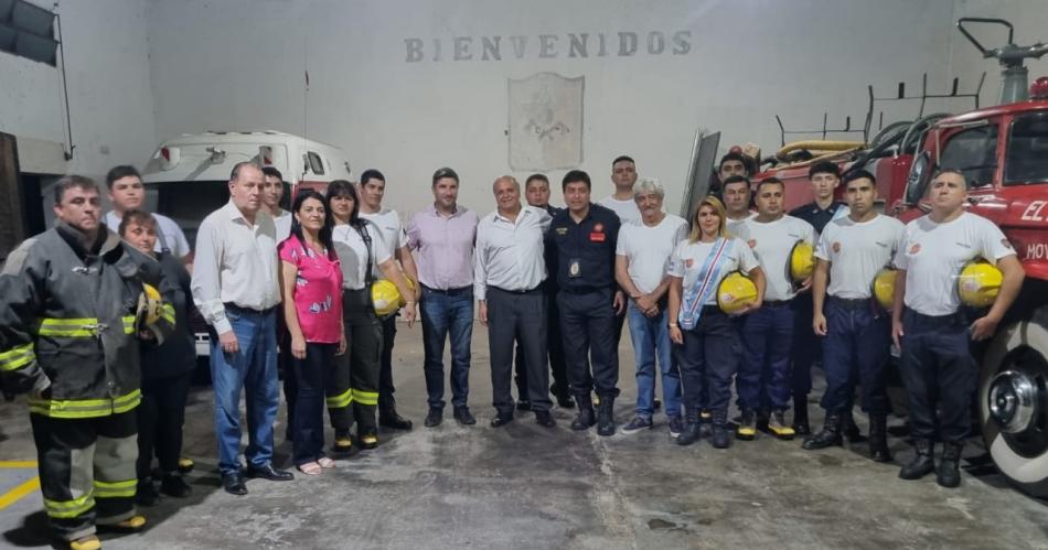 Presentan al nuevo jefe y la comisioacuten del cuerpo de Bomberos de Friacuteas