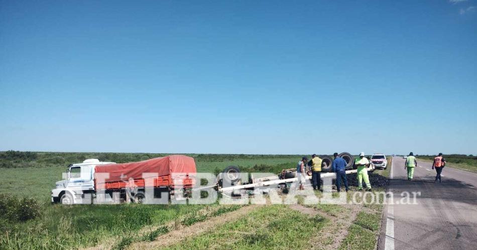 Pudo ser tragedia- volcoacute un camioacuten con toneladas de carboacuten en plena Ruta 34