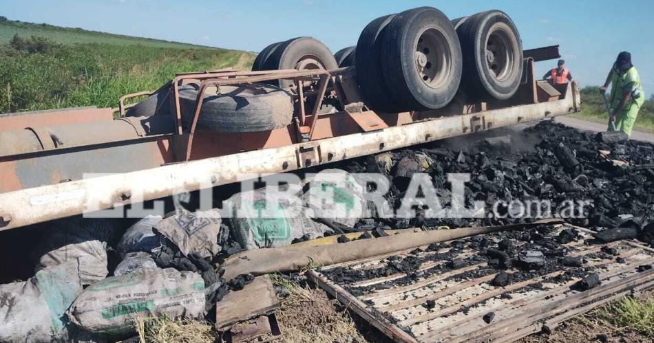 Pudo ser tragedia- volcoacute un camioacuten con toneladas de carboacuten en plena Ruta 34