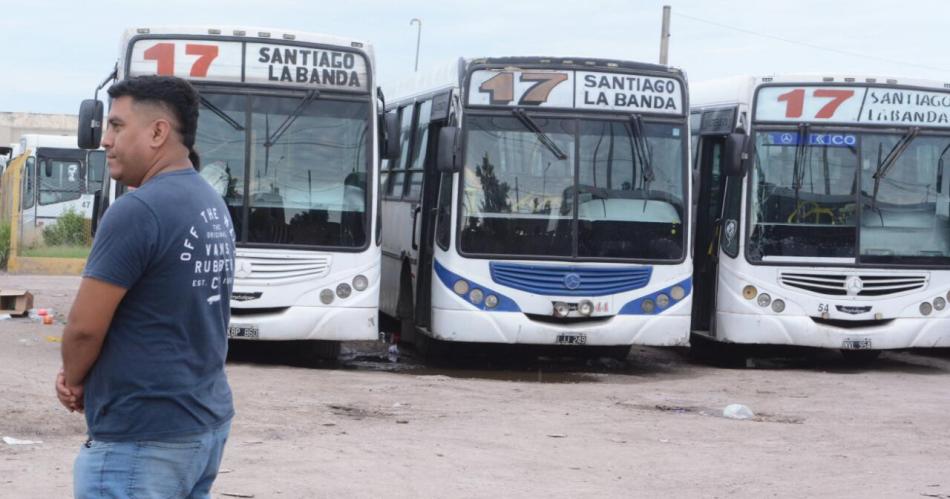 Diacutea 3 sin colectivos en Santiago- coacutemo es la retencioacuten de tareas que hacen los choferes