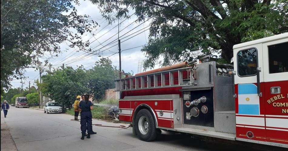 Logran sofocar el incendio de un poste de servicios en Huaico Hondo