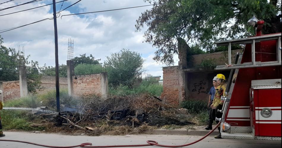 Logran sofocar el incendio de un poste de servicios en Huaico Hondo