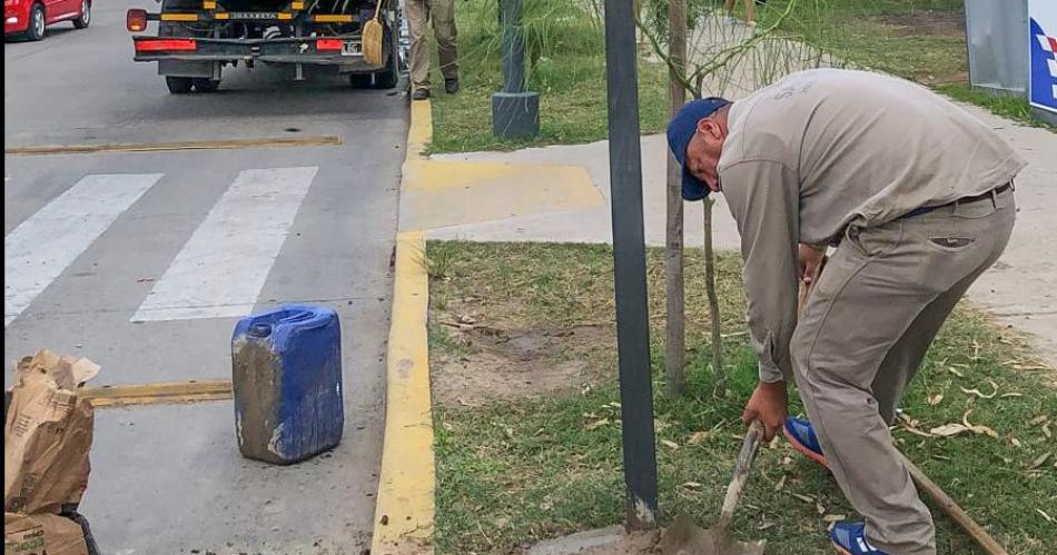 La Municipalidad  trabaja en la colocacioacuten de carteleriacutea en el Parque Aguirre 