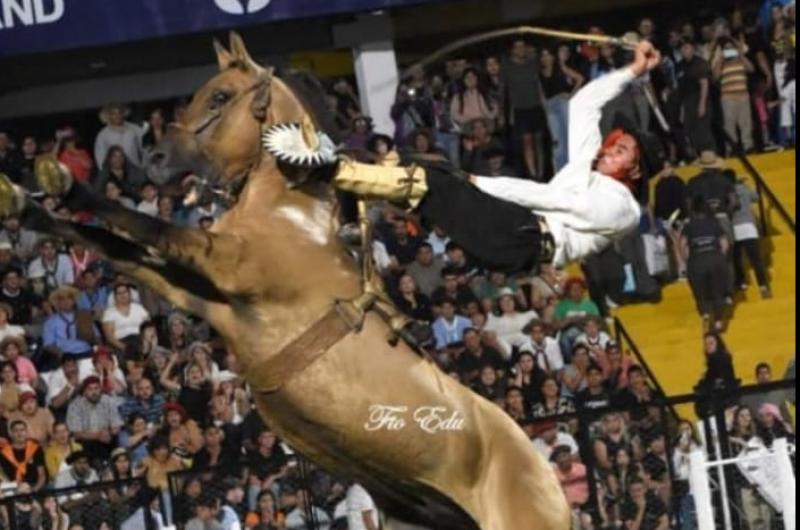 Jinetes novatos santiaguentildeos se lucieron en el Festival de Doma de Jesuacutes Mariacutea