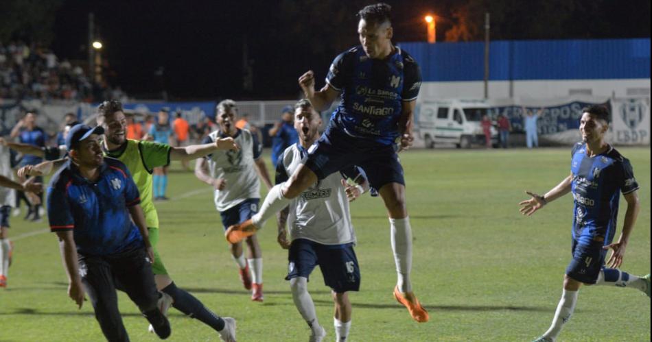 iexclSarmiento es finalista Goleoacute 3 a 0 a Villa Cubas y crece el suentildeo del ascenso