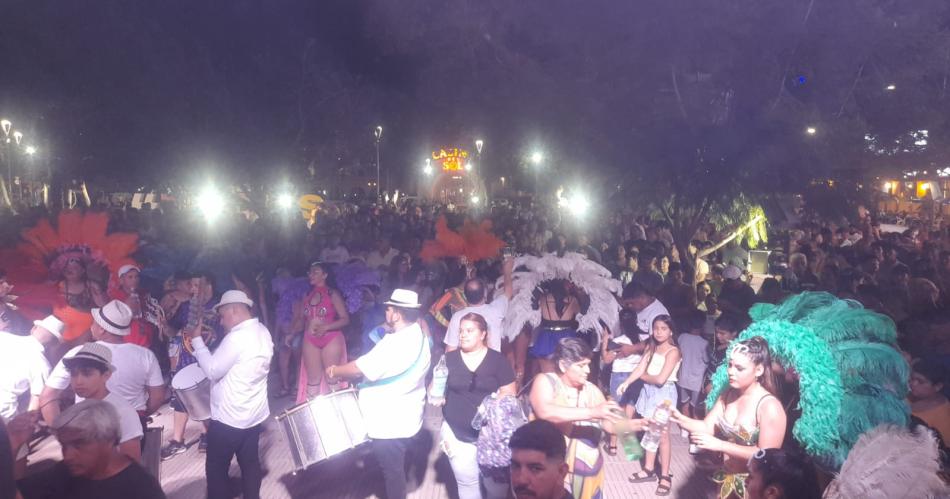 FOTOS Y VIDEO  Las Termas vibroacute al ritmo de la Comparsa Brilla Samba y Viviacute Las Termas en Verano con la Noche de Rock