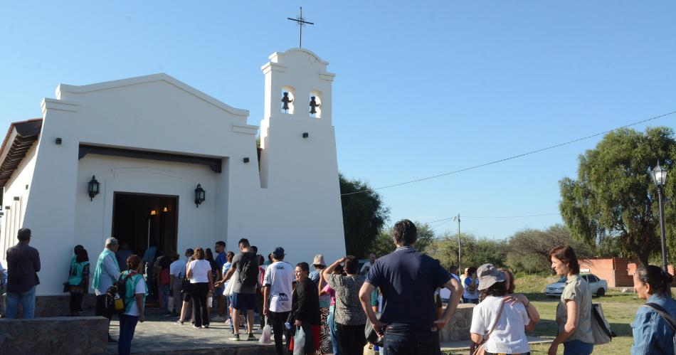 Cientos de personas en peregrinacioacuten a Siliacutepica expresaron su amor por Mama Antula