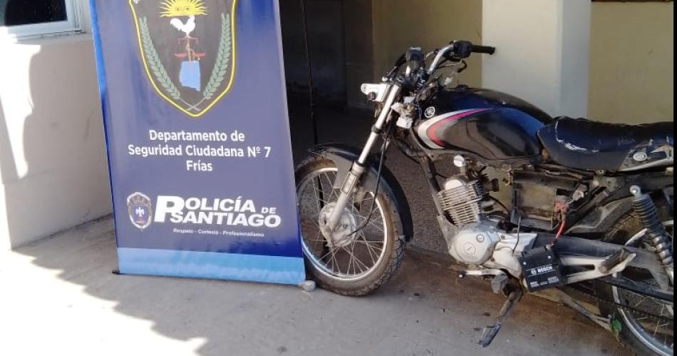 Recuperan una moto abandona en la vera del riacuteo