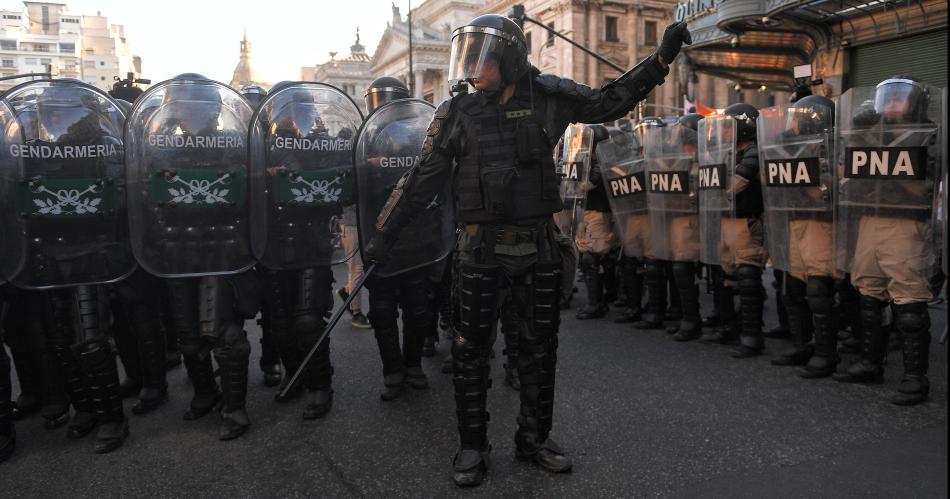 Incidentes entre la policiacutea y los manifestantes de izquierda que se oponen a la Ley Oacutemnibus