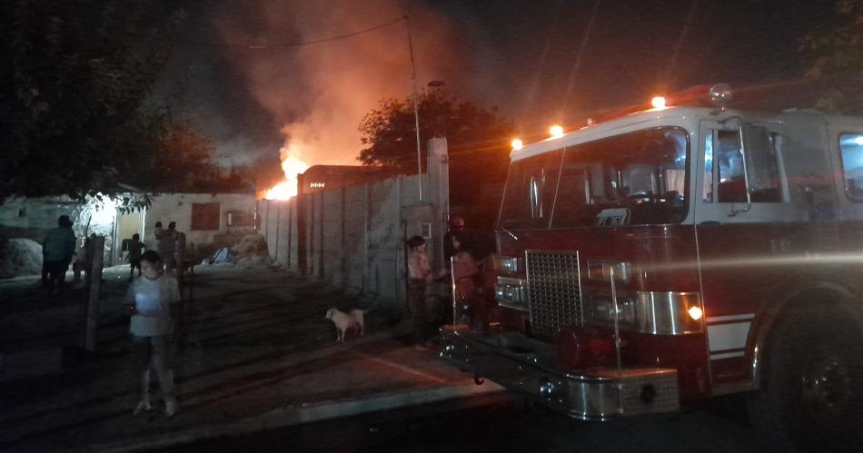 Voraz incendio de una planta de reciclaje puso en riesgo a casas vecinas