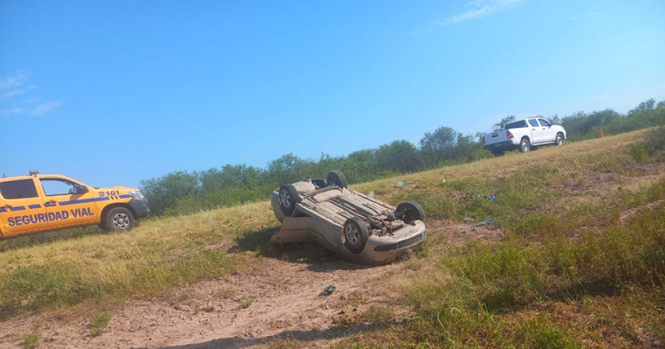 Ruta 92- auto con cuatro joacutevenes volcoacute y  por fortuna no hubo heridos