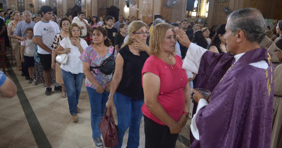 Con la imposicioacuten de cenizas comenzoacute el tiempo de Cuaresma