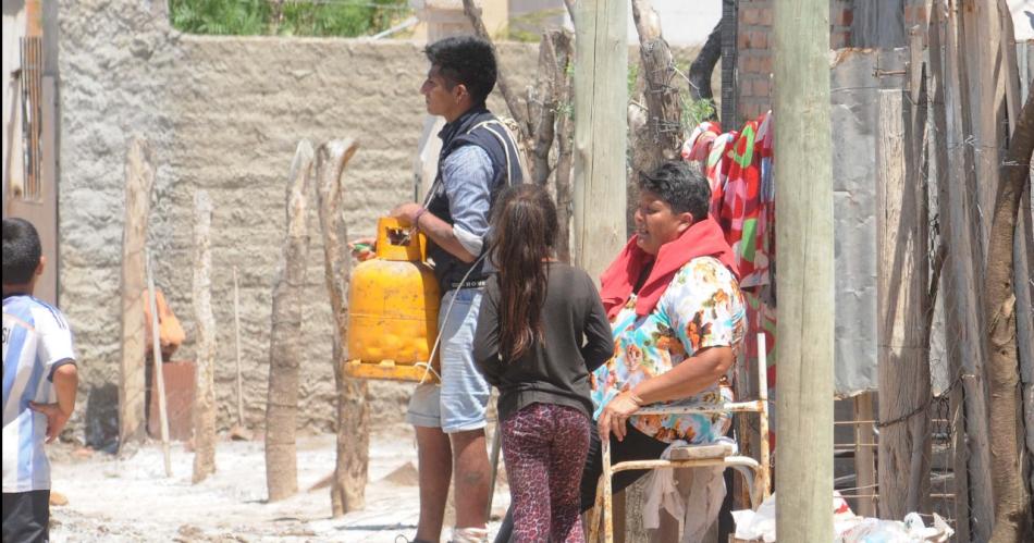 TENSIÓN Tras varios minutos de negociaciones con los uniformados y una charla con su madre dejó el cilindro de gas envasado y se entregó a los uniformados Fue trasladado a sede policial y desde allí a ciudad Capital