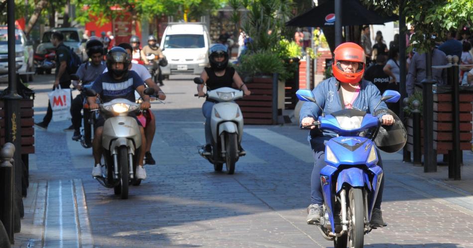 FOTOS  Tercer diacutea de paro total de colectivos en Santiago del Estero