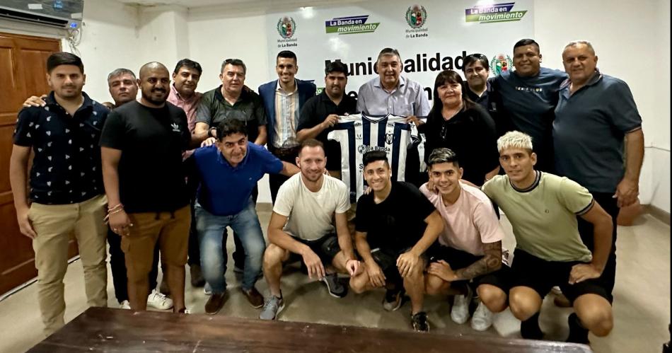 Roger Nediani recibioacute al equipo de Sarmiento tras su ascenso