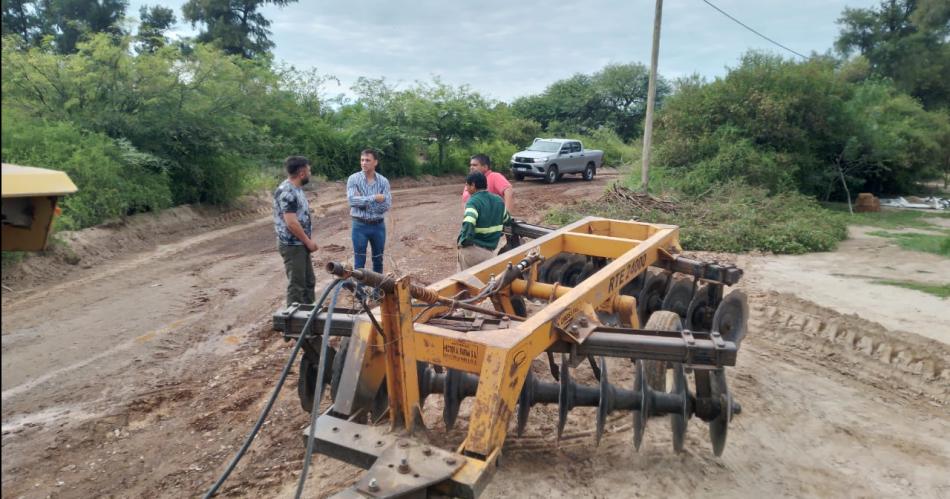 Caminos rurales- Araujo visitoacute obras de enripiado en el paraje Tusca Pozo