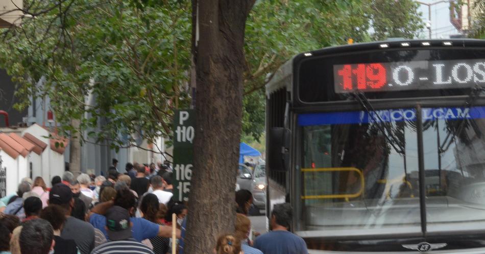 Se levantoacute el paro de colectivos y las unidades vuelven a circular en Santiago