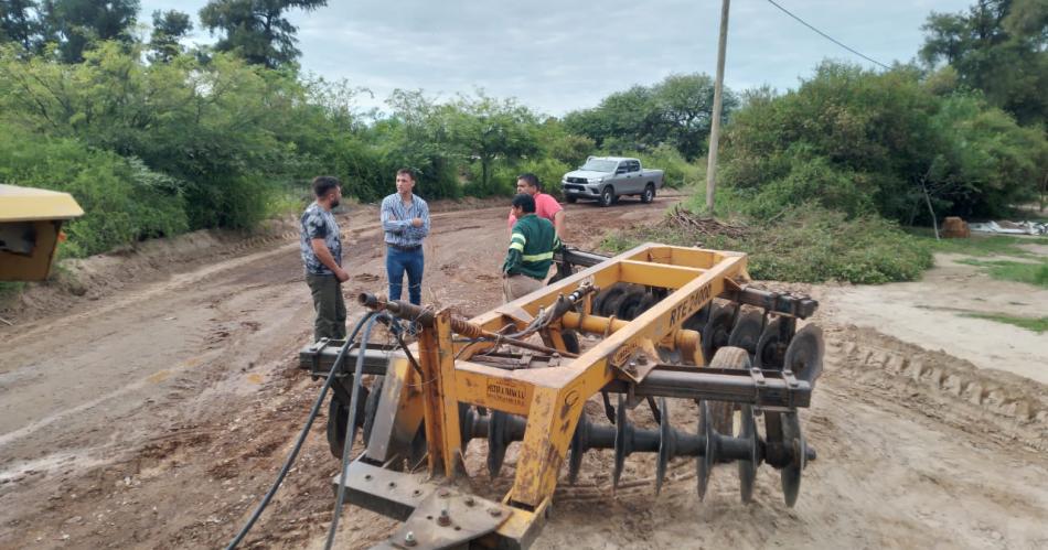 Araujo supervisoacute una obra de enripiado en el paraje Tusca Pozo