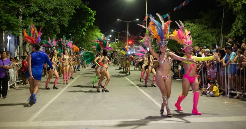 La Banda vivioacute un espectacular desfile de murgas y comparsas