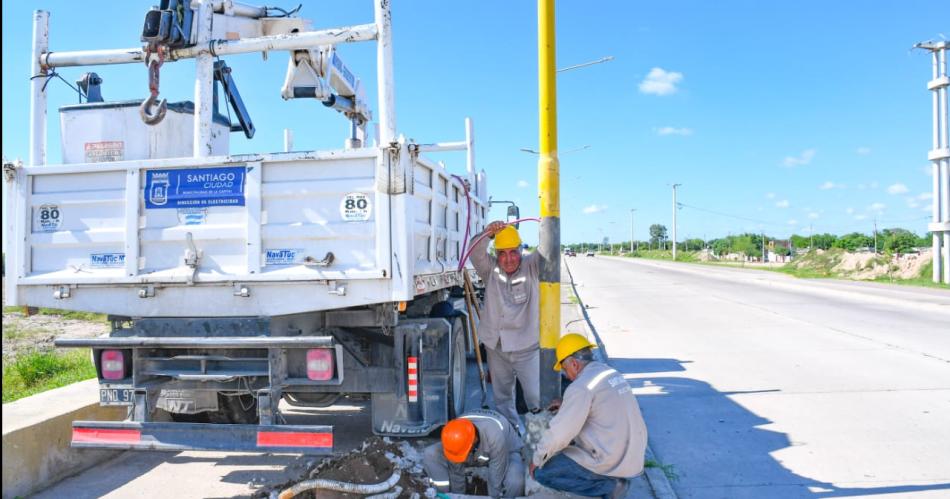 Trabajan para restablecer el servicio de alumbrado que robaron  en la Costanera