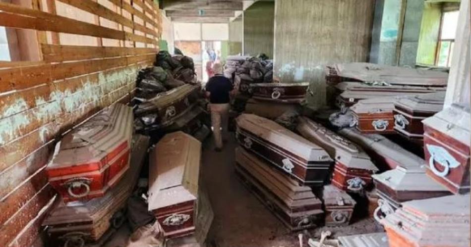 Encontraron 501 atauacutedes y 200 bolsas con restos humanos en un cementerio