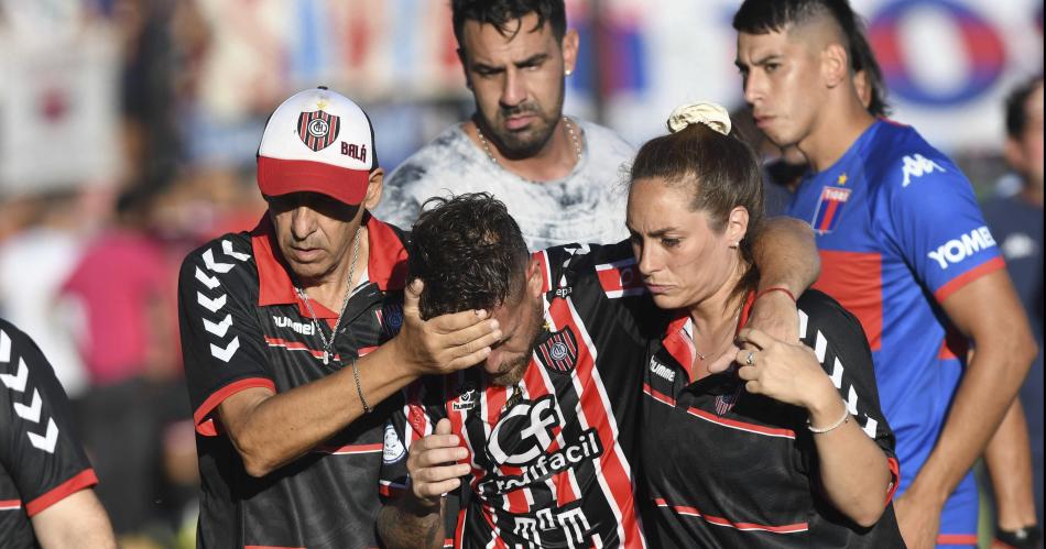 Escandalo- Tigre-Chacarita suspendido por una agresioacuten a un jugador