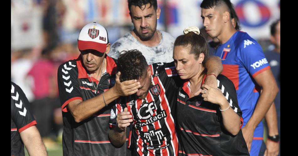 VÍCTIMA Fernando Brand�n quien recibió un botellazo en la cara arrojado desde una tribuna fue asistido